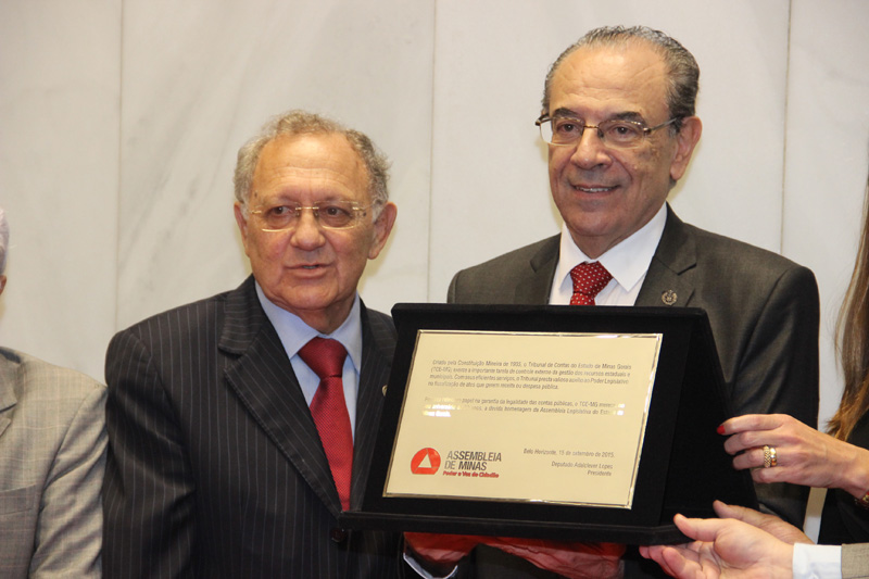 O Primeiro Vice-Presidente da ALMG, Hely Tarquinio, entrega placa comemorativa ao Presidente do TCEMG